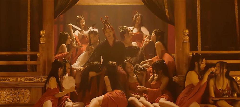 Tân Họa Bì bị chỉ trích vì lạm dụng cảnh nóng phản cảm-4