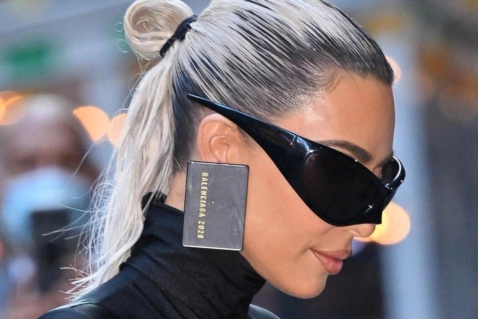 Kim Kardashian đeo bông tai hình thẻ tín dụng gây tranh cãi-1
