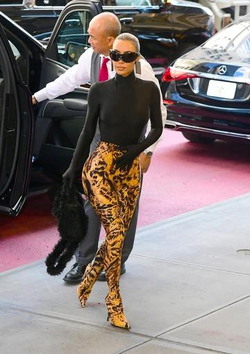 Kim Kardashian đeo bông tai hình thẻ tín dụng gây tranh cãi-2