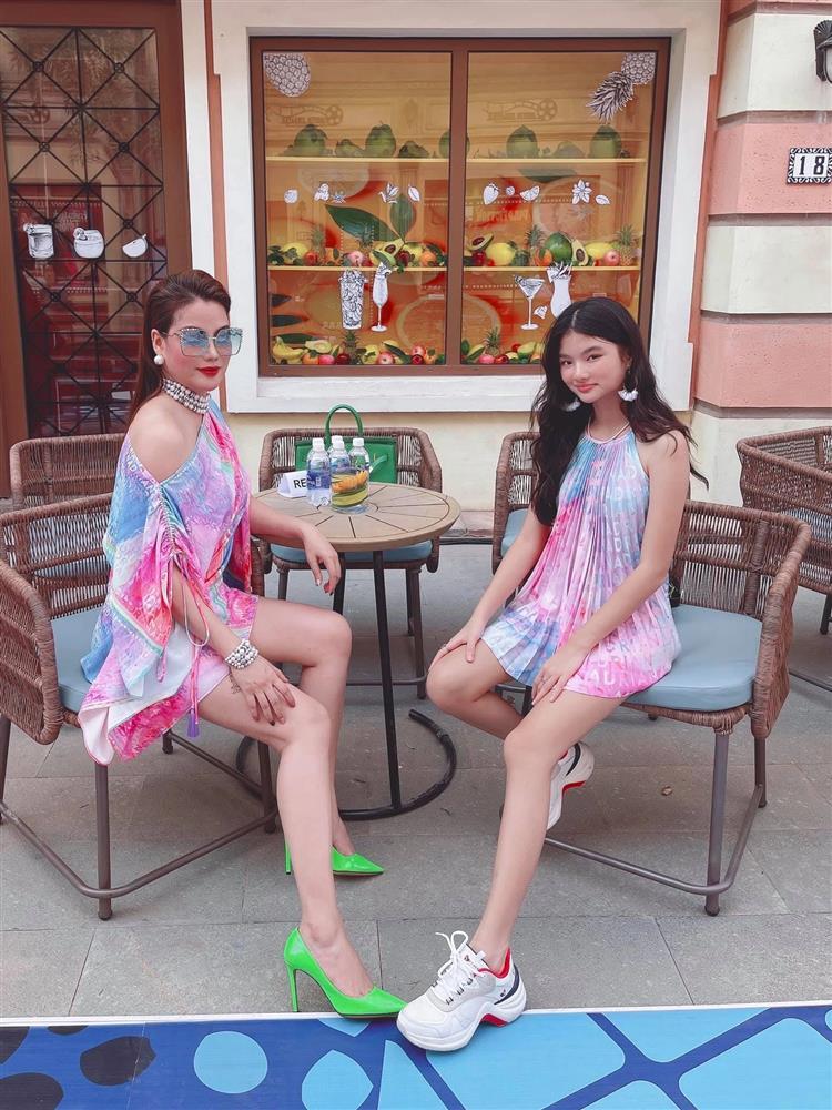 Con gái Trương Ngọc Ánh cắt phăng mái tóc dài, gây sốt vì đôi chân-4