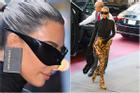 Kim Kardashian đeo bông tai hình thẻ tín dụng gây tranh cãi