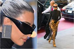 Kim Kardashian đeo bông tai hình thẻ tín dụng gây tranh cãi