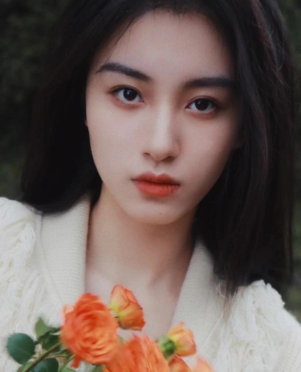 Vẻ đẹp trong trẻo của mỹ nhân sinh năm 2001 đóng Tiểu Long Nữ 2022-1