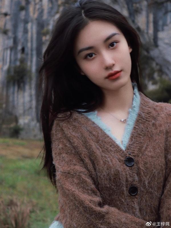 Vẻ đẹp trong trẻo của mỹ nhân sinh năm 2001 đóng Tiểu Long Nữ 2022-8