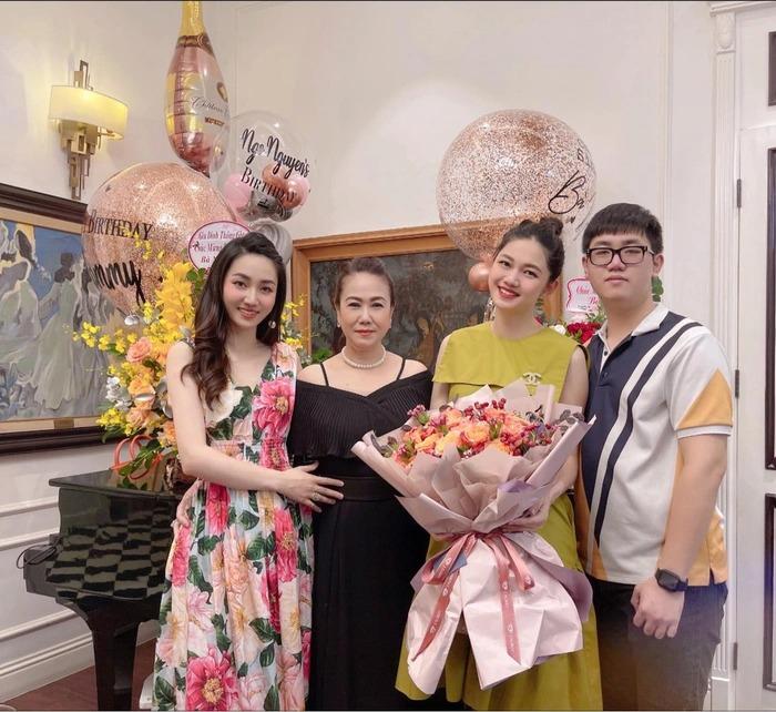 Á hậu Thanh Tú đuổi không kịp sự sành điệu của mẹ đẻ-2