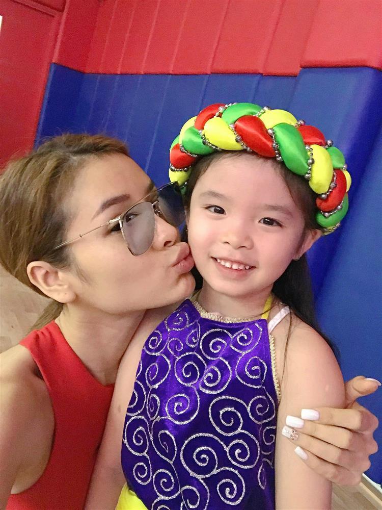 Con gái Phương Trinh Jolie tiếp tục catwalk, liệu có tiến bộ?-5