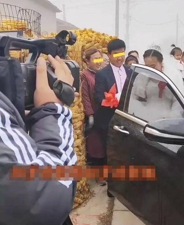 Chàng trai 30 tuổi chi 700 triệu kết hôn cô dâu 40 tuổi đã một lần đò-1