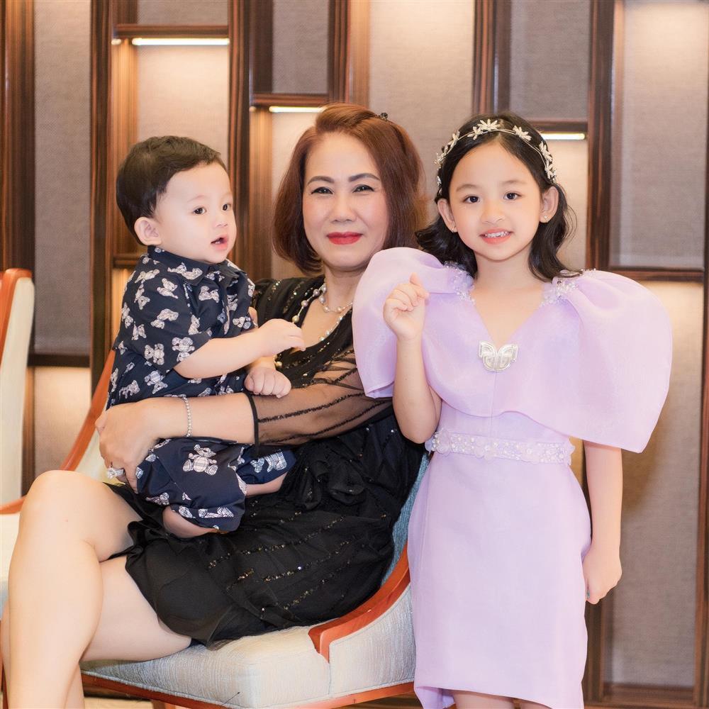 Á hậu Thanh Tú đuổi không kịp sự sành điệu của mẹ đẻ-3