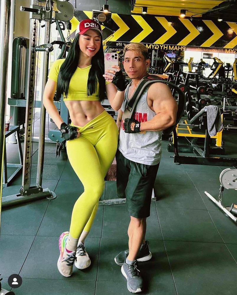 Chán cơ bắp, Angela Phương Trinh mặc áo dài thon thả bên Lâm Khánh Chi-5