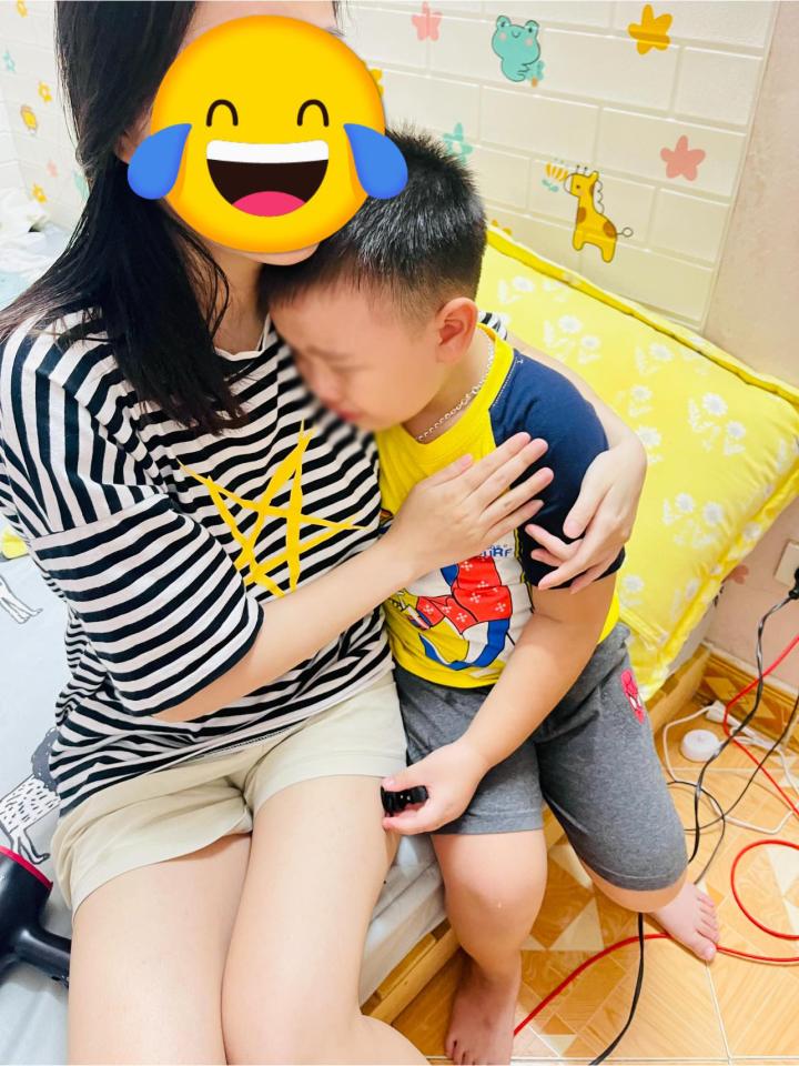 Cậu bé bật khóc sau khi nghe nhạc, bố mẹ biết lý do mà mát ruột-1