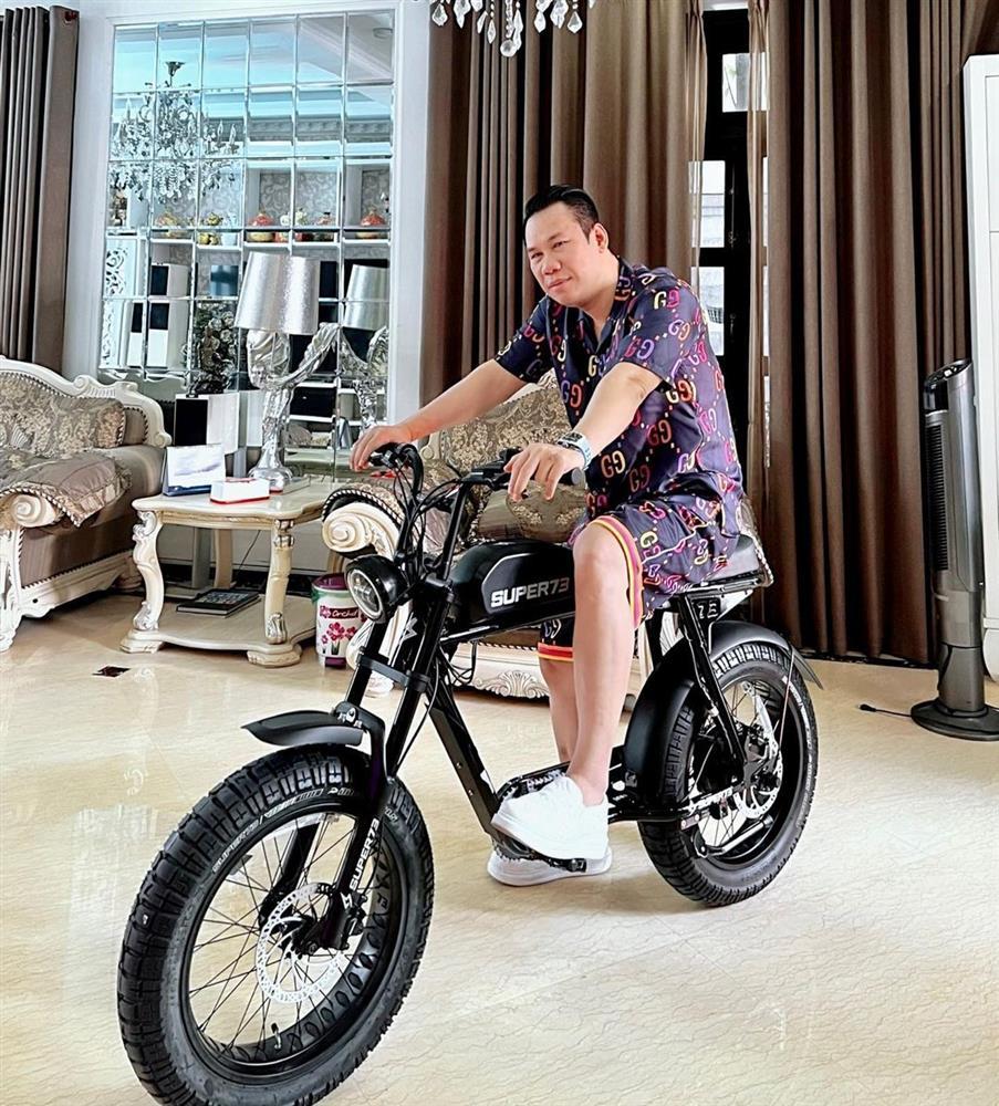 Chồng cũ Lệ Quyên khoe xe đắt xắt ra miếng giống Sơn Tùng-1