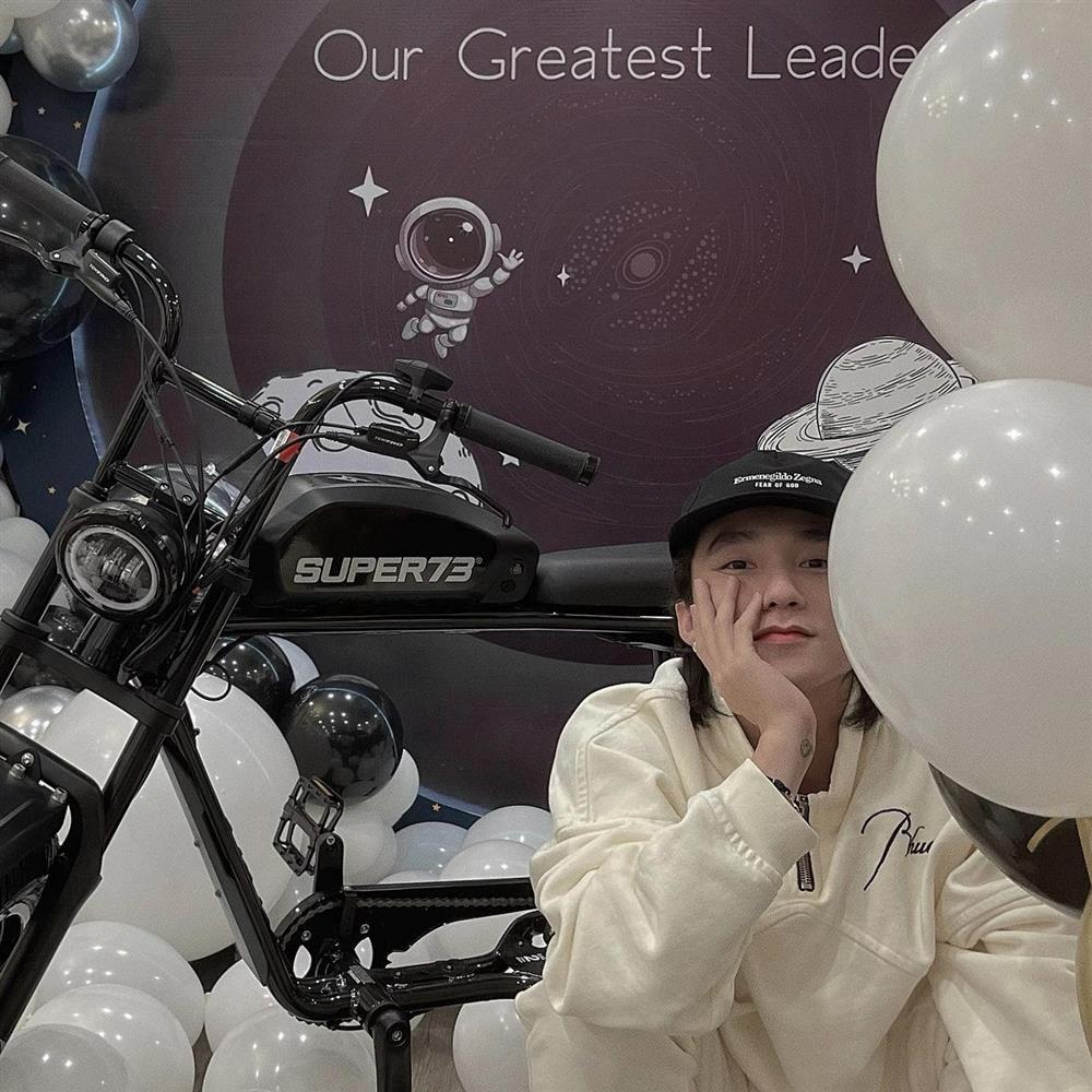 Chồng cũ Lệ Quyên khoe xe đắt xắt ra miếng giống Sơn Tùng-4