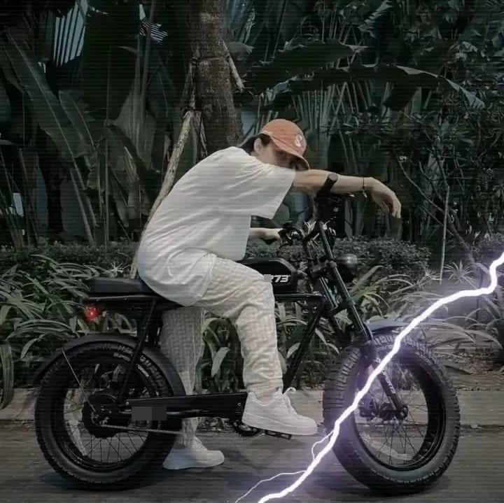 Chồng cũ Lệ Quyên khoe xe đắt xắt ra miếng giống Sơn Tùng-2