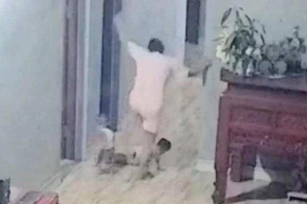 Mẹ sau sinh tự rạch bụng bất lực vì con quấy khóc đêm-4