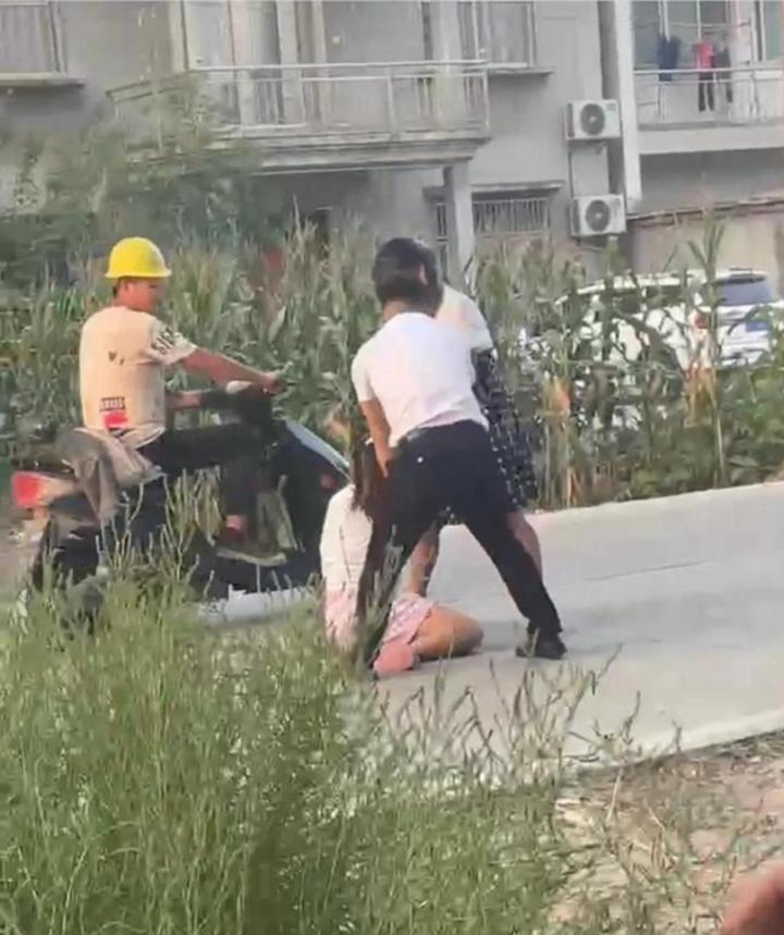 Bị cấm lấy chồng xa, cô gái khóc bám theo xe bạn trai mặc mẹ cố níu-1