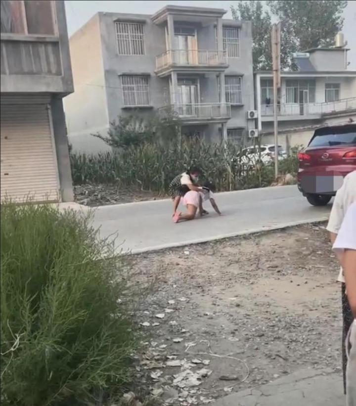 Bị cấm lấy chồng xa, cô gái khóc bám theo xe bạn trai mặc mẹ cố níu-2