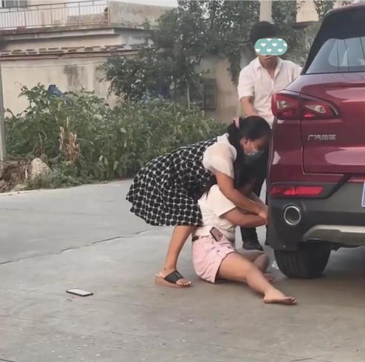 Bị cấm lấy chồng xa, cô gái khóc bám theo xe bạn trai mặc mẹ cố níu-3