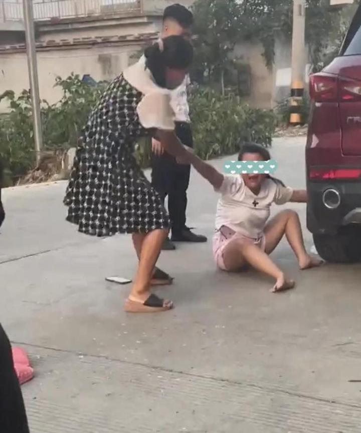 Bị cấm lấy chồng xa, cô gái khóc bám theo xe bạn trai mặc mẹ cố níu-4