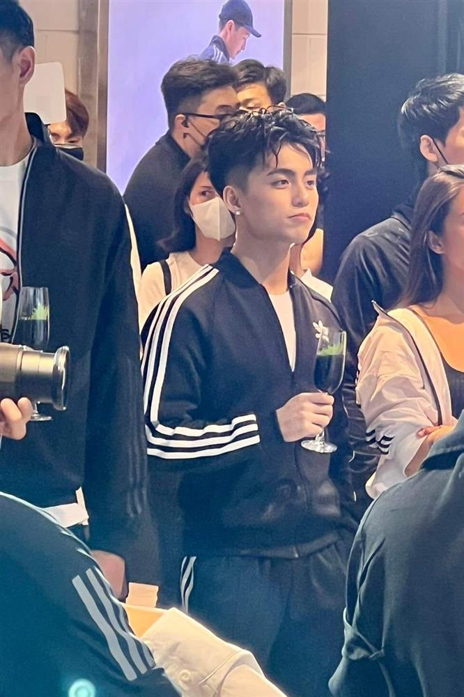 Em trai Sơn Tùng nhỏ bé khi đứng cạnh ngôi sao bóng rổ gốc Việt-6