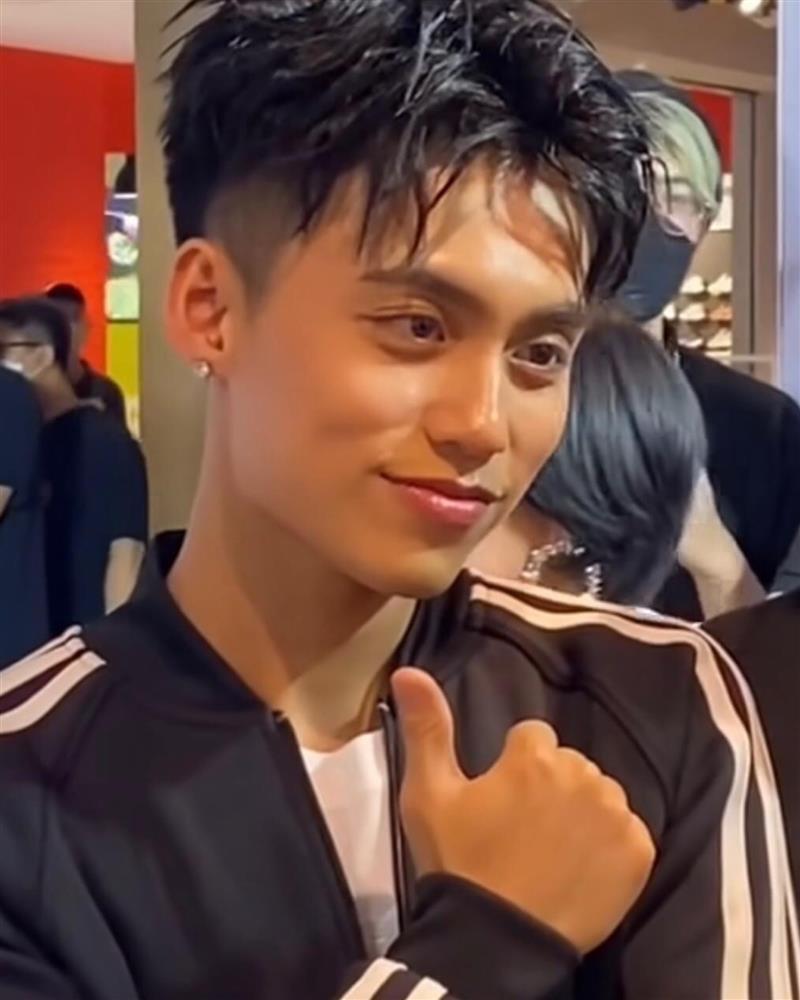 Em trai Sơn Tùng nhỏ bé khi đứng cạnh ngôi sao bóng rổ gốc Việt-2