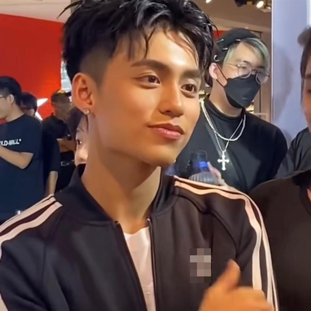 Em trai Sơn Tùng nhỏ bé khi đứng cạnh ngôi sao bóng rổ gốc Việt-3