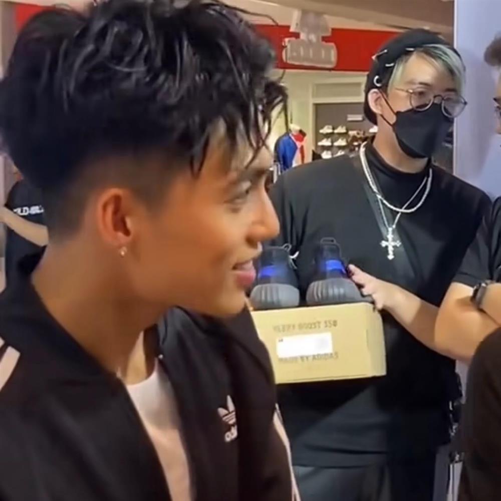 Em trai Sơn Tùng nhỏ bé khi đứng cạnh ngôi sao bóng rổ gốc Việt-4