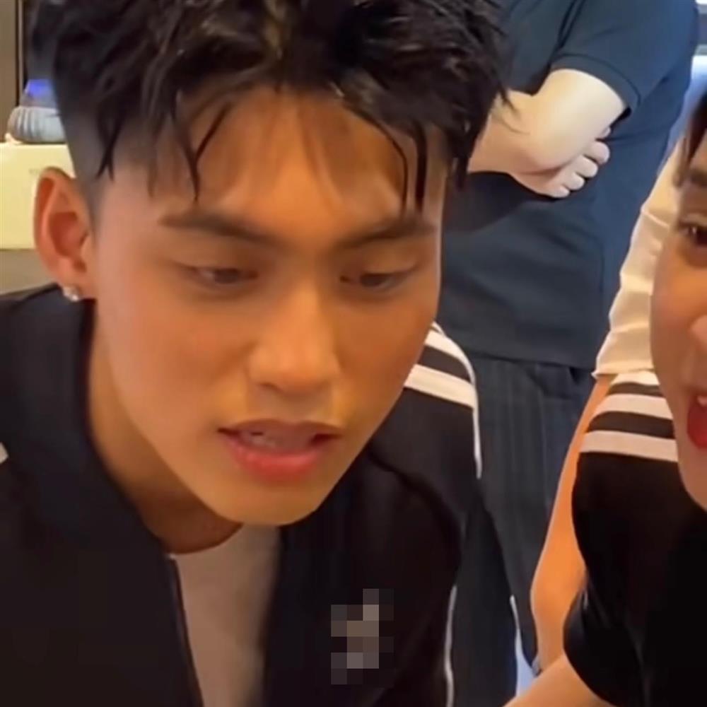 Em trai Sơn Tùng nhỏ bé khi đứng cạnh ngôi sao bóng rổ gốc Việt-5