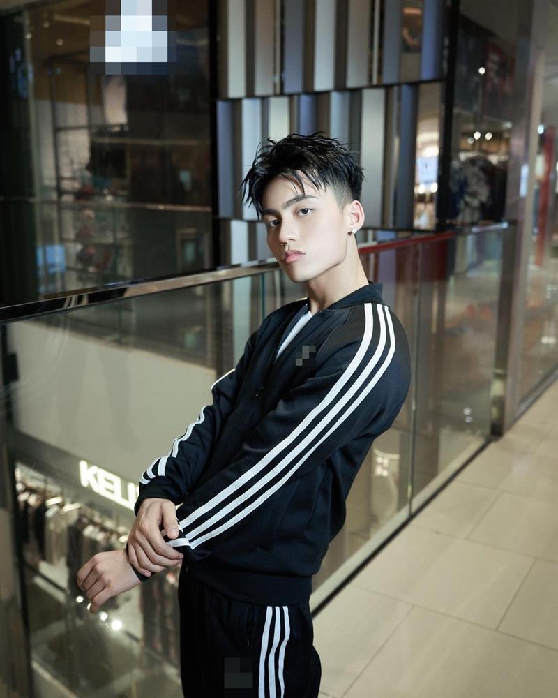 Em trai Sơn Tùng nhỏ bé khi đứng cạnh ngôi sao bóng rổ gốc Việt-7