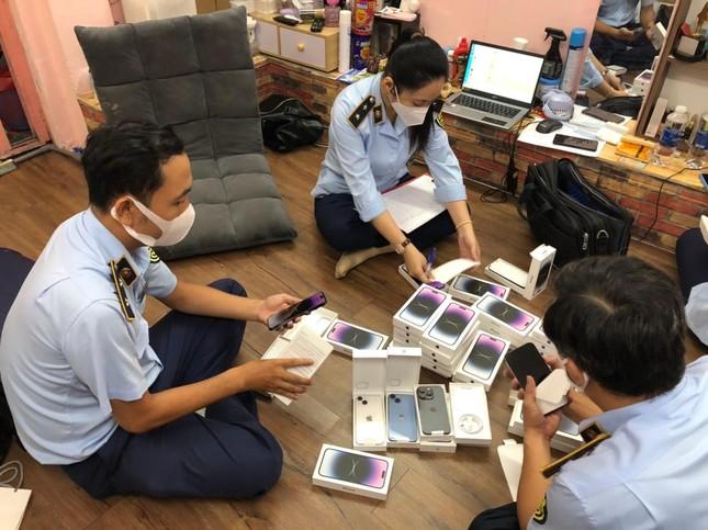 Thu giữ lô điện thoại iPhone14 không hóa đơn trị giá 1,6 tỷ đồng-1