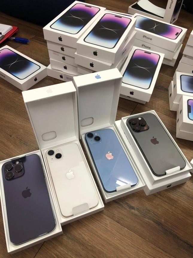 Thu giữ lô điện thoại iPhone14 không hóa đơn trị giá 1,6 tỷ đồng-2