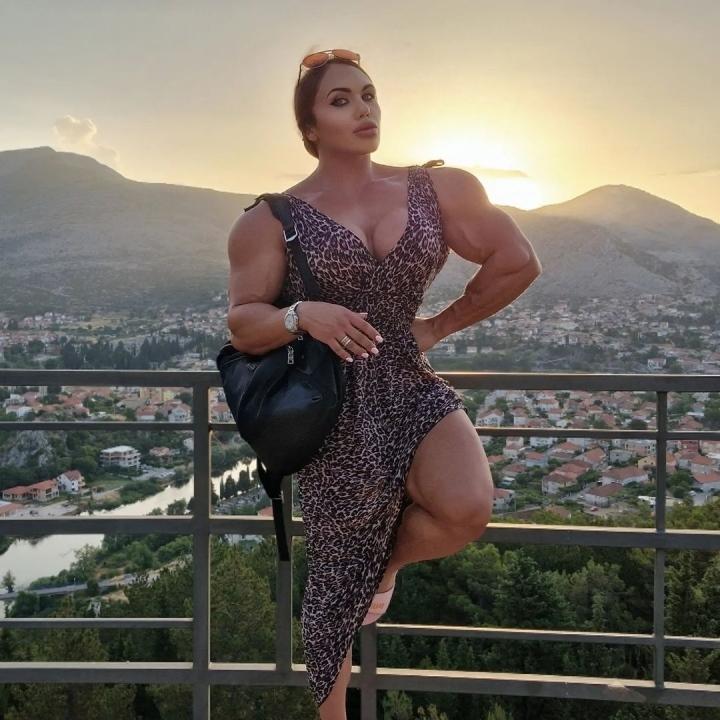 Vẻ ngoài ấn tượng của cô gái cơ bắp nhất thế giới-5