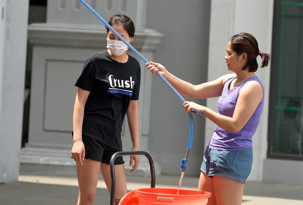Nhà máy nước sông Đà hoạt động trở lại, trăm hộ dân vẫn khát-1