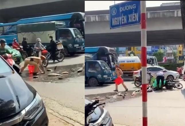 CSGT Hà Nội giúp dân nhặt hơn 1 tạ cá bị đổ giữa đường-1
