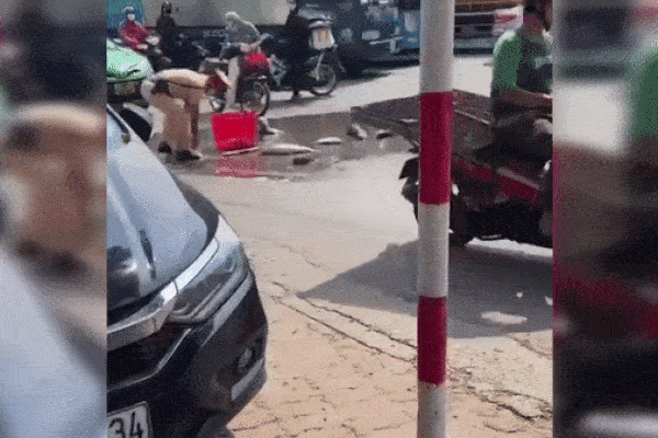 Ông anh xăm trổ bất ngờ được bệnh viện nhờ phiên dịch cho khách Tây-4