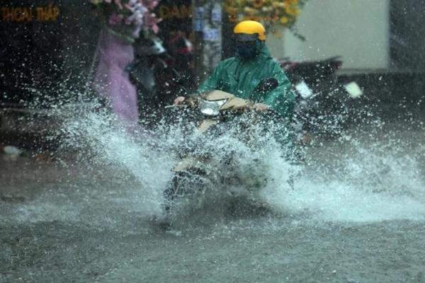 Bão Noru diễn biến phức tạp, các tỉnh miền Trung phát công điện khẩn-2