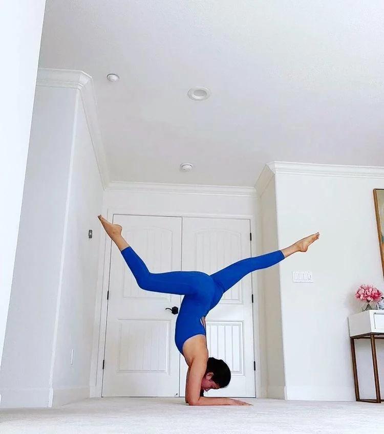 Phạm Hương nếp nhăn chằng chịt bọng mắt dù chỉ cười mỉm nhẹ-4