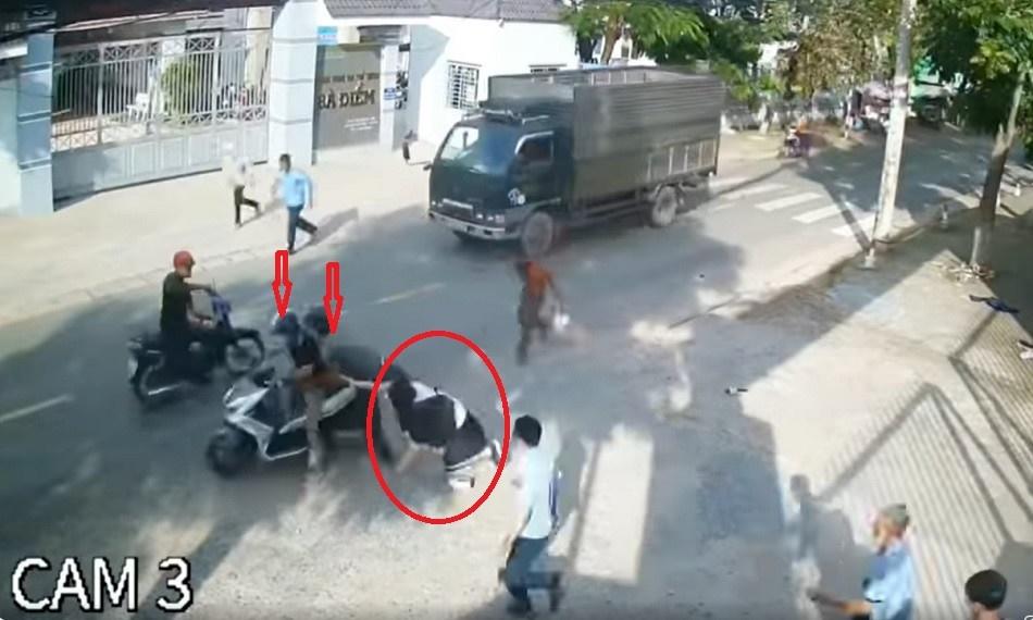 Táo tợn cướp điện thoại, nữ sinh hành động khiến dân mạng tranh cãi-3