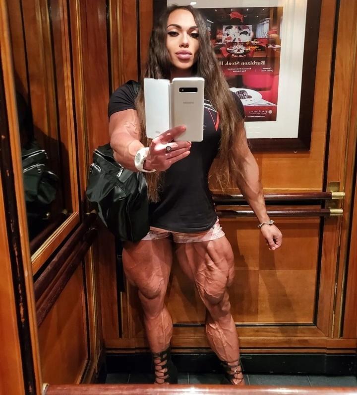 Vẻ ngoài quá ấn tượng của cô gái cơ bắp nhất thế giới-3