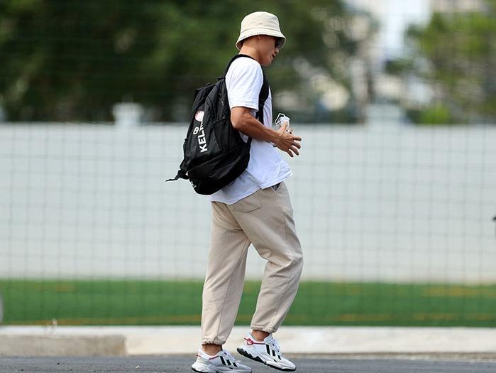 Tóm gọn thủ môn Bùi Tiến Dũng lái siêu xe đến sân tập-3