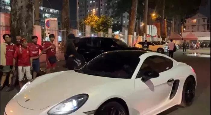 Tóm gọn thủ môn Bùi Tiến Dũng lái siêu xe đến sân tập-4