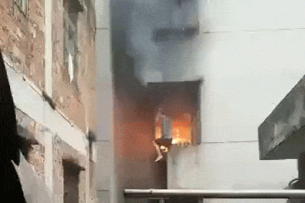 Dọa bạn gái, thanh niên đốt tủ quần áo làm cháy chung cư-3