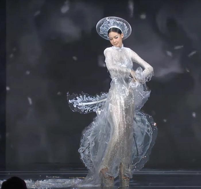 Á hậu cao 1m85 gặp sự cố diễn quốc phục, khán giả thót tim-3