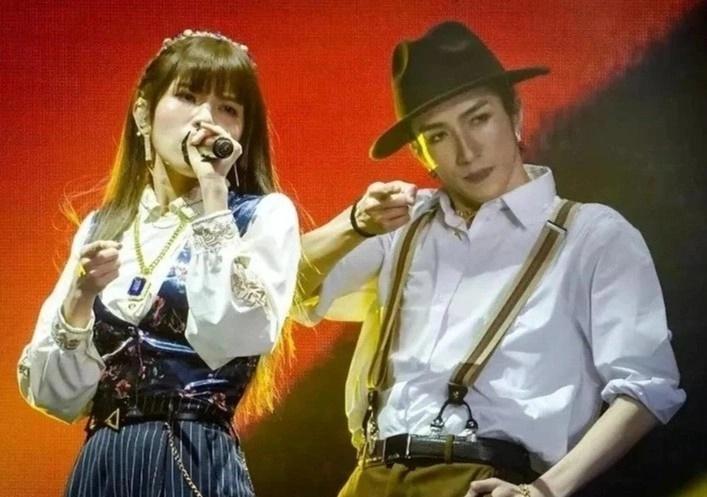 Bác sĩ bế tắc trong chữa trị cho vũ công vụ rơi màn hình LED 600 kg-1