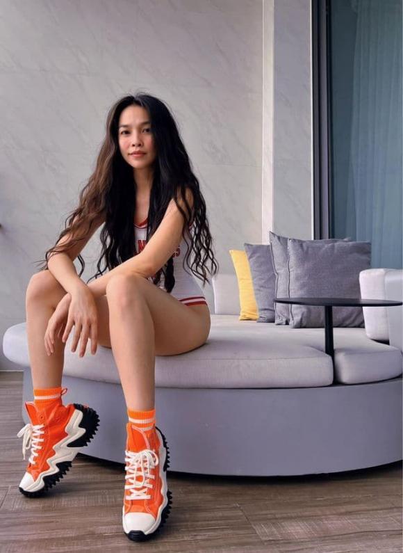 Hiền Thục mặc đồ bơi + sneaker tưởng lạc quẻ hóa ra cực trẻ-1