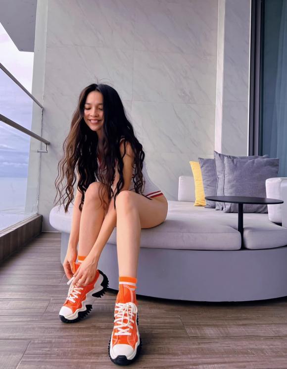 Hiền Thục mặc đồ bơi + sneaker tưởng lạc quẻ hóa ra cực trẻ-2