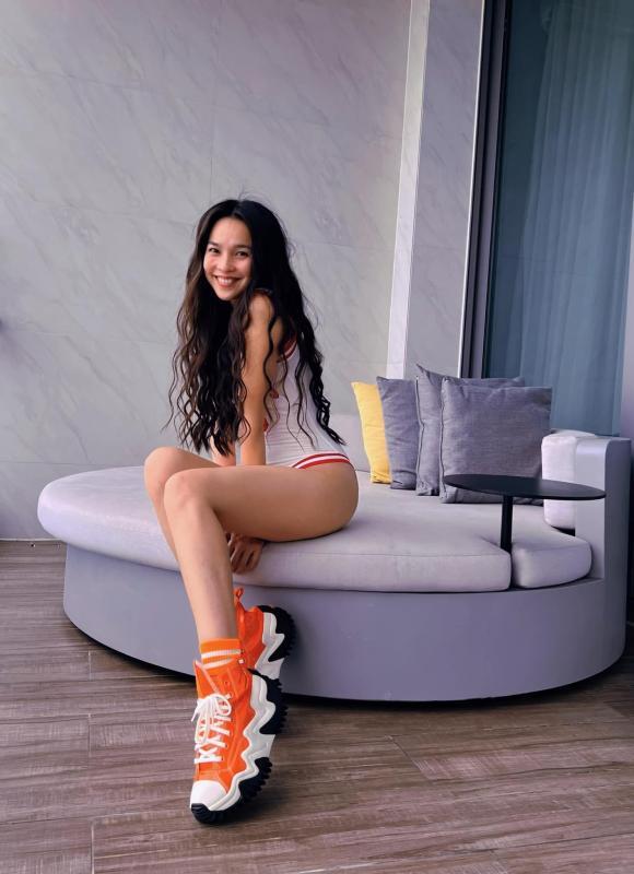 Hiền Thục mặc đồ bơi + sneaker tưởng lạc quẻ hóa ra cực trẻ-3