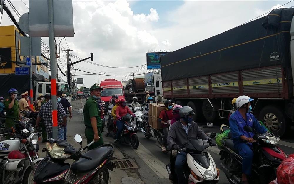 Xe tải cuốn 2 cô gái vào gầm trên quốc lộ, 1 người tử vong-2