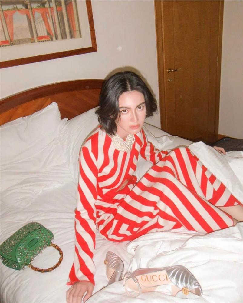 IU thấp bé khi so kè ma nữ Mai Davika ở Milan Fashion Week-6