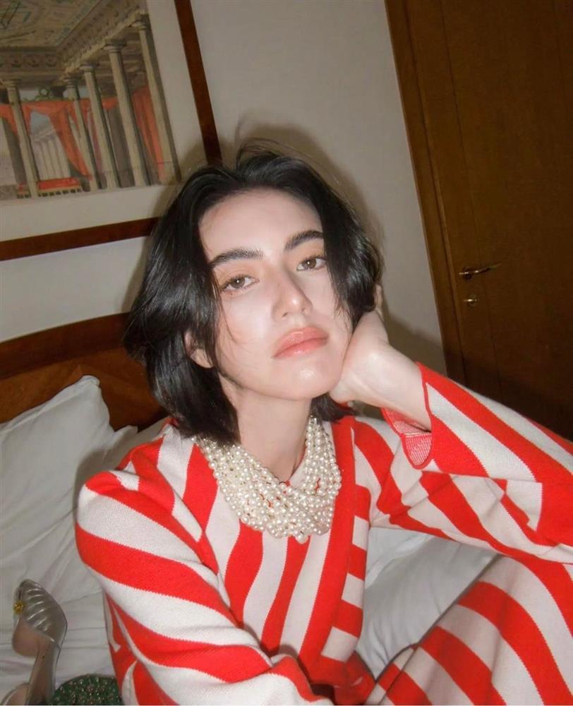 IU thấp bé khi so kè ma nữ Mai Davika ở Milan Fashion Week-9