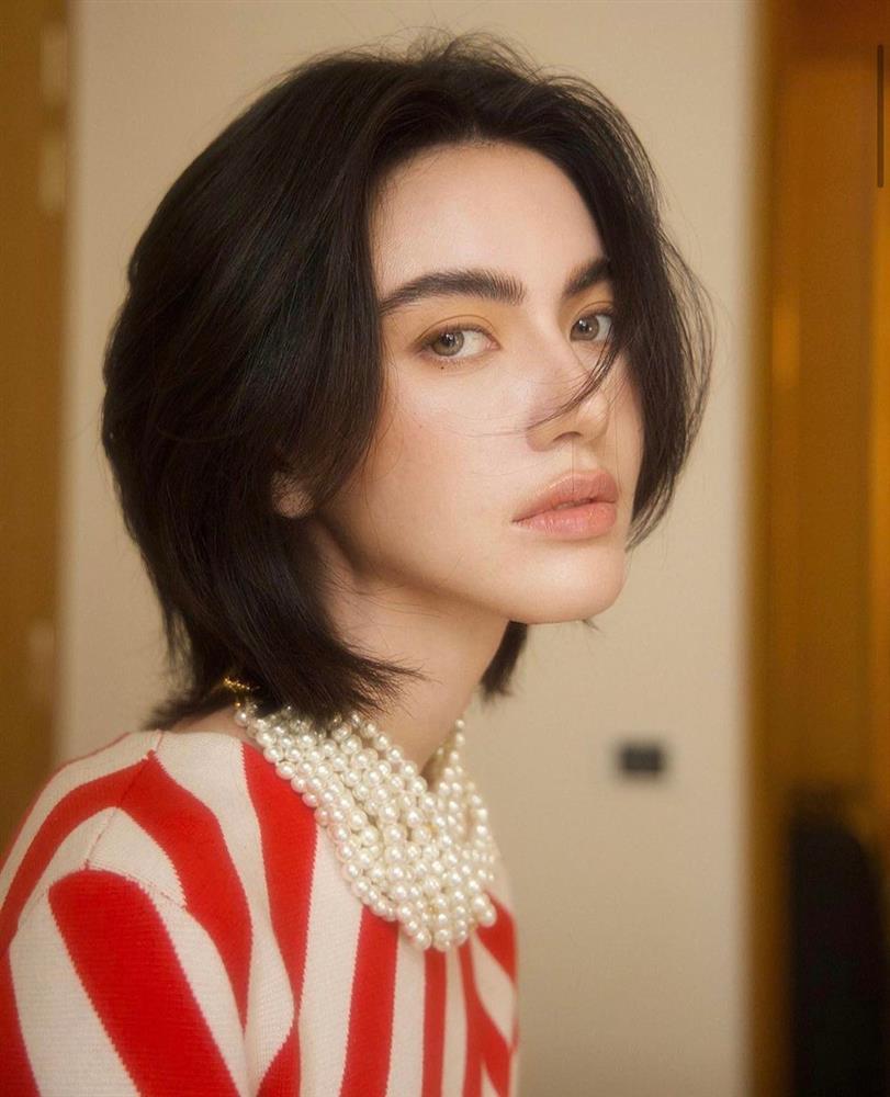 IU thấp bé khi so kè ma nữ Mai Davika ở Milan Fashion Week-10